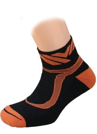 Calcetín Coolmax diseñado para deporte. Con elastano, para mayor adaptación al pie y costura plana para evitar heridas sobre los dedos. 